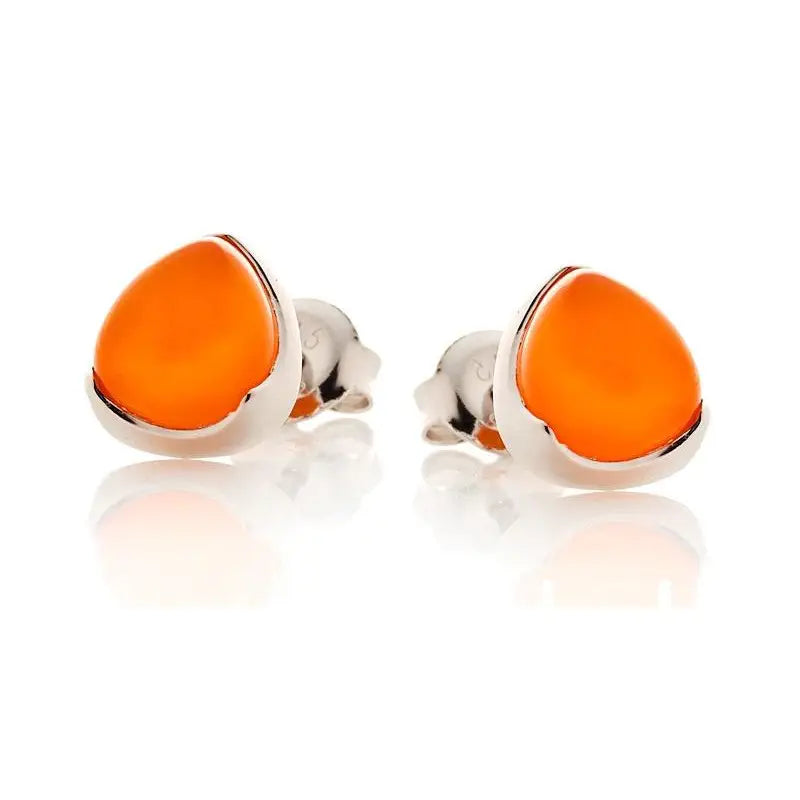 Geometrische Dreiecksohrringe aus rhodiniertem 925/1000 Silber mit geschliffenem, intensiv orangefarbenem Karneol-Edelstein