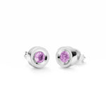 Runde Ohrringe aus rhodiniertem 925er Silber mit einem zentralen, violett facettierten Amethyst-Edelstein und Schnappverschluss.