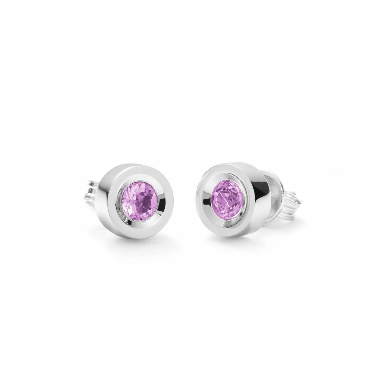 Runde Ohrringe aus rhodiniertem 925er Silber mit einem zentralen, violett facettierten Amethyst-Edelstein und Schnappverschluss.