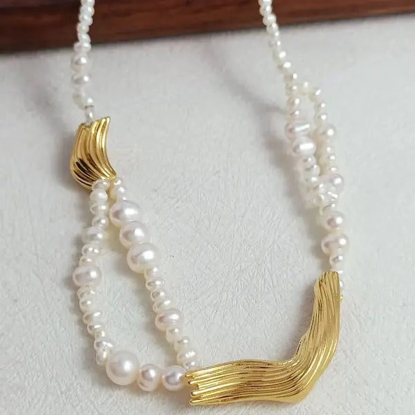 Halskette mit Süßwasserperlen mit goldenen Charms