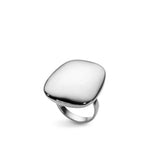 Großer, unregelmäßig quadratischer Statement-Ring aus hochglanzpoliertem 925er Silber an einer Hand getragen