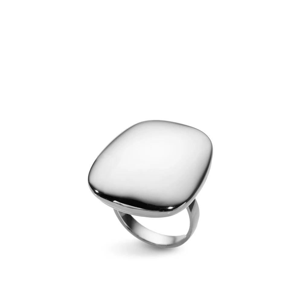Großer, unregelmäßig quadratischer Statement-Ring aus hochglanzpoliertem 925er Silber an einer Hand getragen