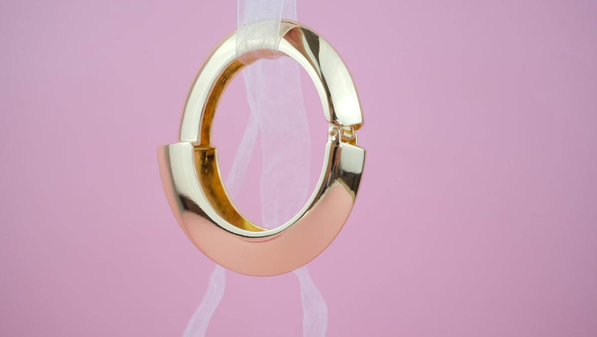 Geometrischer Edelstahl Armreif Gelbgold mit Federöffnung- Damen Armband minimalistisch