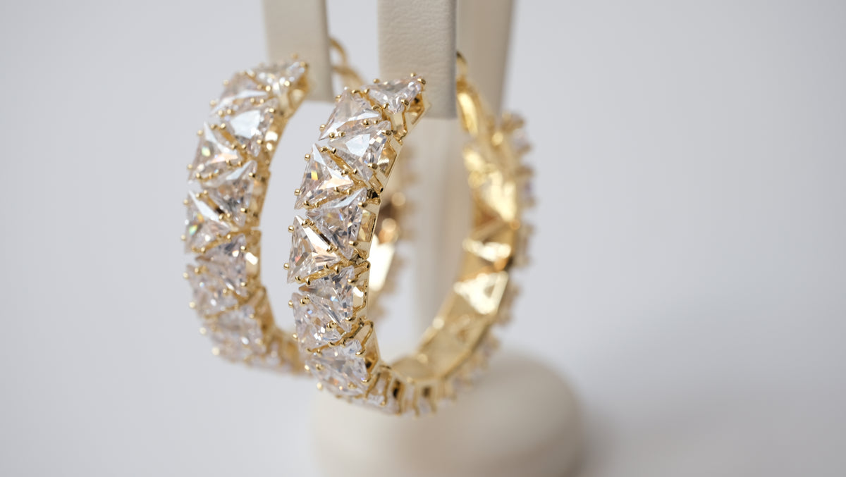 Breite Damen-Creolen in Gold und Silber mit dichtem Zirkonia-Besatz in funkelnder Diamantoptik.