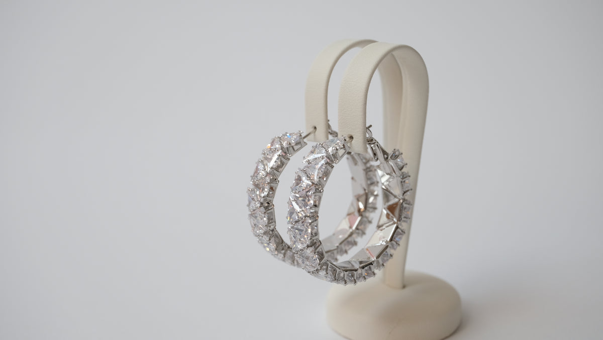 Breite Hoops mit Zirkonia in Diamantoptik