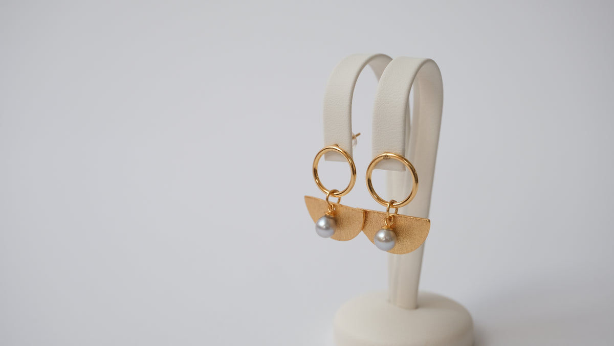Halbmond-Ohrringe aus Gold-Vermeil mit grauer Akoya-Perle