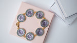 Vintage Cameo-Armband mit lila Engelsgesicht-Reliefs und vergoldeten Messing-Münzperlen