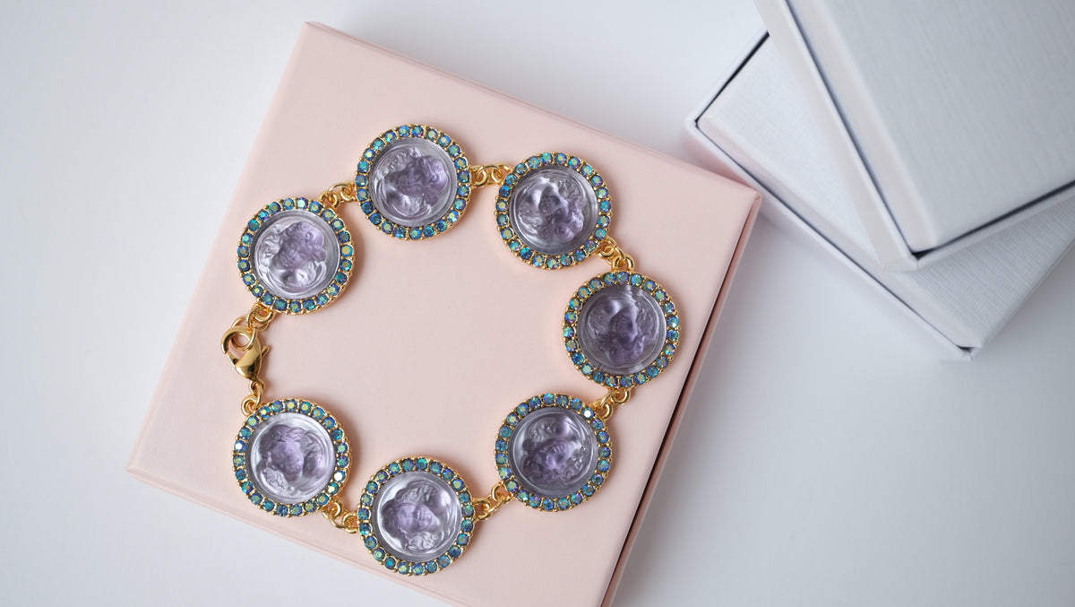 Vintage Cameo-Armband mit lila Engelsgesicht-Reliefs und vergoldeten Messing-Münzperlen
