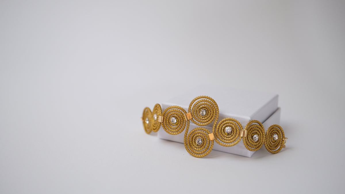 Armband Lyric aus Bio Golden Grass mit weißem Hintergrund