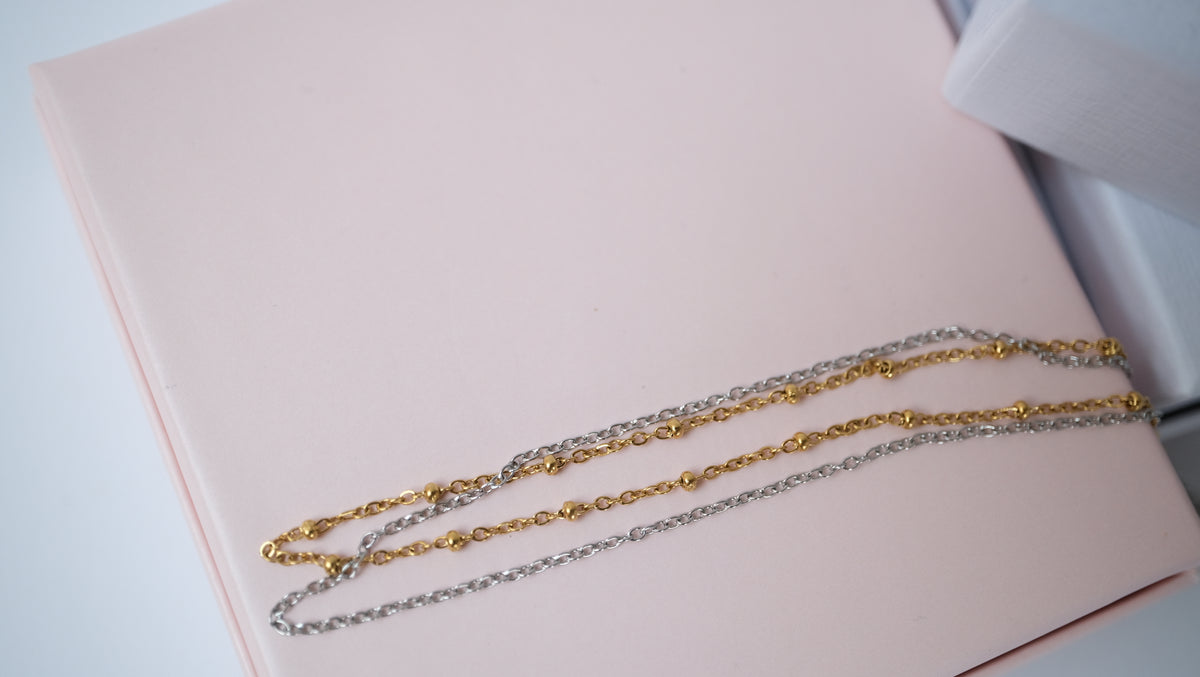Fußkettchen in edler Optik | Wasserfester Sommerschmuck für Strand & Pool