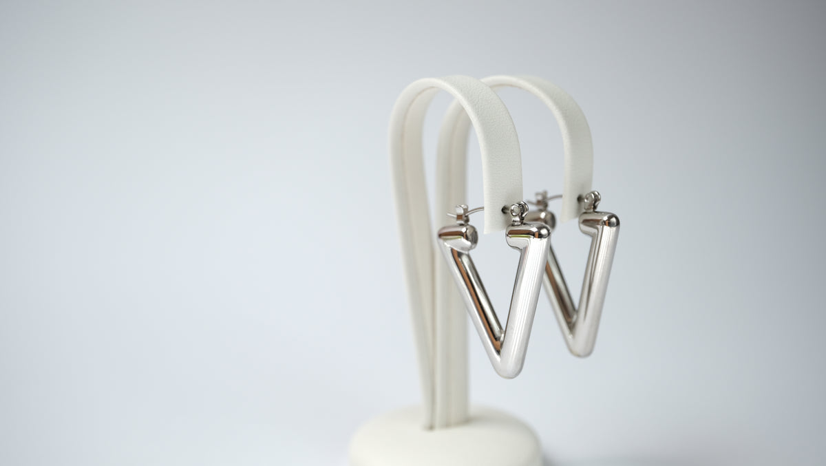 V-Shape Creolen – Geometrische Hoops in Gold oder Silber