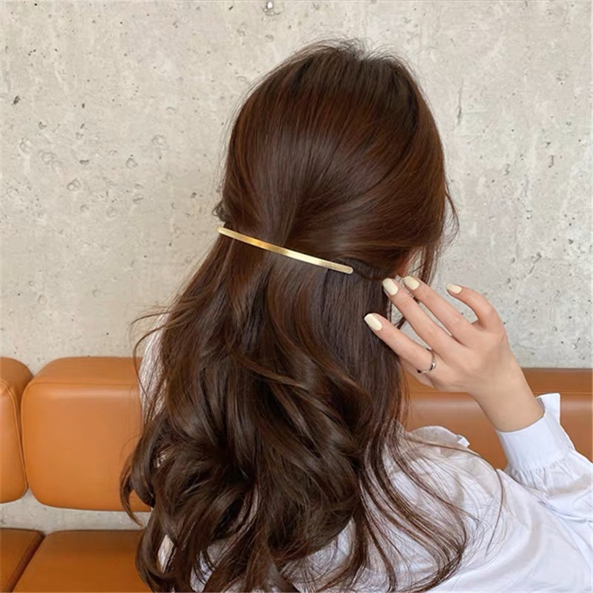 Minimalistische Damen-Haarspange aus Metall im matten Gold- und Silber-Balkendesign.