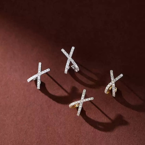 Minimalistische Kreuz-Ohrringe in Gold – Funkelnde Ohrstecker