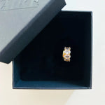 Elegante, 18 Karat vergoldete Ohrmanschette besetzt mit einer Reihe aus funkelnden, ovalen Zirkoniasteinen.
