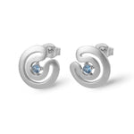 Durchbrochene, runde Labyrinth-Ohrstecker aus mattem 925er Silber mit einem funkelnden, blauen Zirkonia-Kristall im Zentrum.