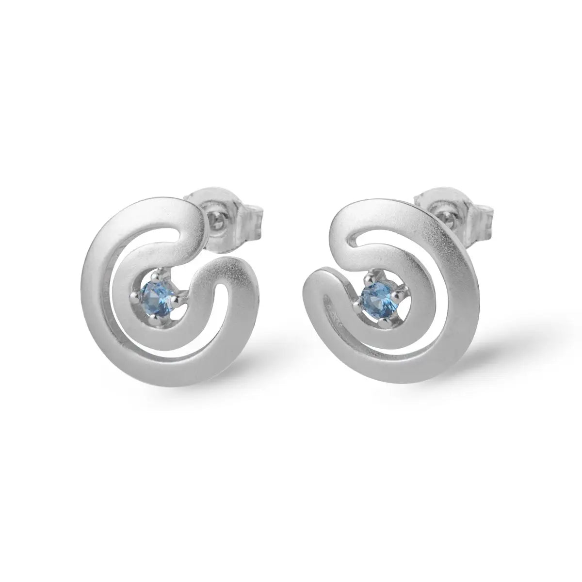 Durchbrochene, runde Labyrinth-Ohrstecker aus mattem 925er Silber mit einem funkelnden, blauen Zirkonia-Kristall im Zentrum.