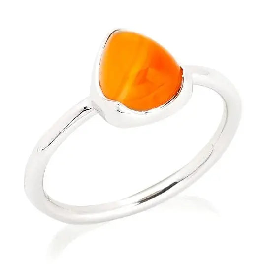 Moderner Damenring aus rhodiniertem 925/1000 Silber mit einem dreieckig geschliffenen, intensiv orangefarbenen Karneol-Edelstein