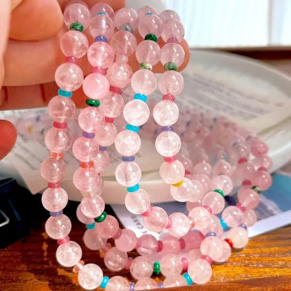 Damen-Halskette aus rosa 8 mm Rosenquarz-Kristallperlen mit bunten Regenbogen-Trennsteinen und Silberverschluss.