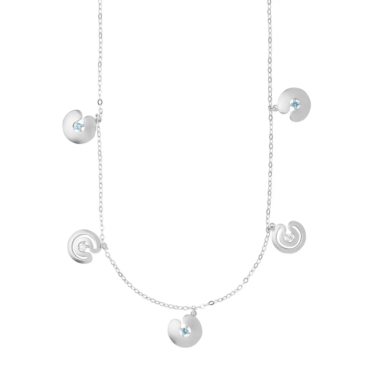 Silberne Halskette aus mattem 925er Sterlingsilber mit runden Labyrinth-Charms, besetzt mit blauen und weißen Zirkonias.