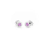 Filigrane Mini-Ohrstecker aus rhodiniertem 925er Silber mit je einem facettierten, violetten Amethyst-Edelstein