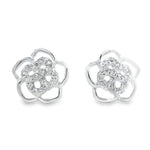 Detailaufnahme von zwei funkelnden, 9 mm großen Rosen-Ohrsteckern aus hochglanzpoliertem 925er Silber, überzogen mit glitzernden weißen Zirkoniasteinen.