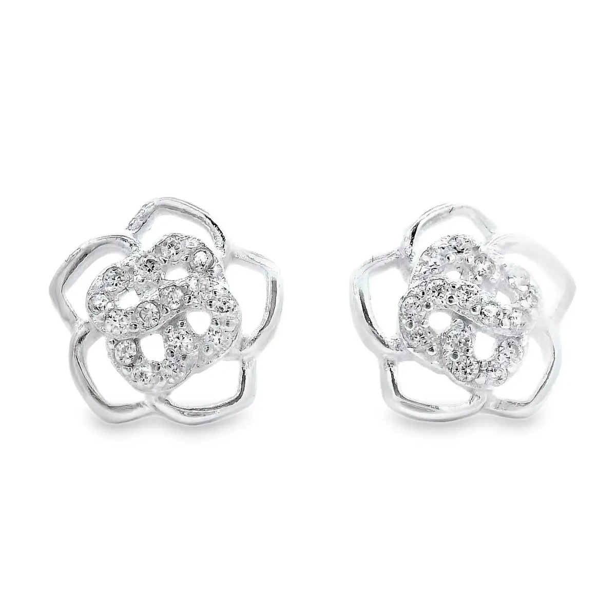 Detailaufnahme von zwei funkelnden, 9 mm großen Rosen-Ohrsteckern aus hochglanzpoliertem 925er Silber, überzogen mit glitzernden weißen Zirkoniasteinen.