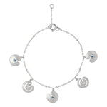 Silbernes Armband aus mattem 925er Sterlingsilber mit fünf runden Labyrinth-Anhängern, besetzt mit blauen und weißen Zirkonias.