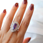 Verstellbarer Damenring aus Sterlingsilber mit echtem, violettem Amethyst im Birnenschliff und Zirkonia-Rahmen.