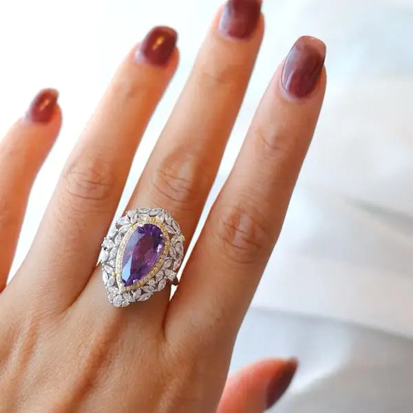 Verstellbarer Damenring aus Sterlingsilber mit echtem, violettem Amethyst im Birnenschliff und Zirkonia-Rahmen.