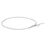 Filigranes Fußkettchen aus Silber mit einer kleinen, elegant hängenden weißen Perle am Knöchel getragen.