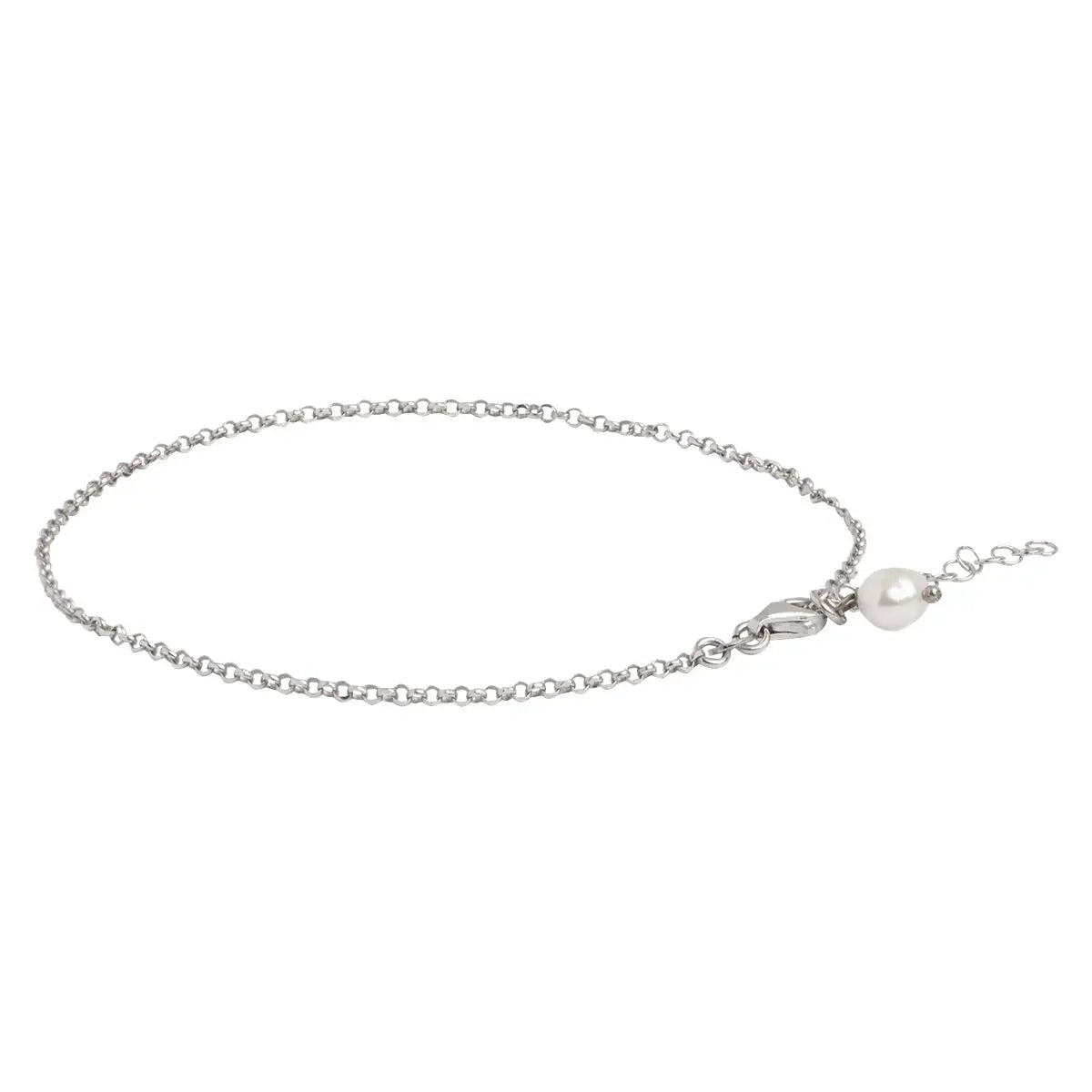 Filigranes Fußkettchen aus Silber mit einer kleinen, elegant hängenden weißen Perle am Knöchel getragen.