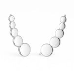 Filigraner Earclimber Ajana aus poliertem 925 Sterling Silber mit kleinen Kreisen auf weißem Hintergrund 