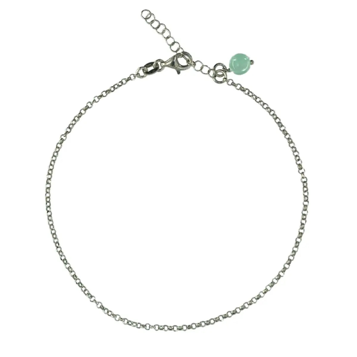 Zarte Fußkette aus rhodiniertem 925er Silber mit einer kleinen, hellgrünen Chalcedon-Edelsteinkugel am Knöchel getragen
