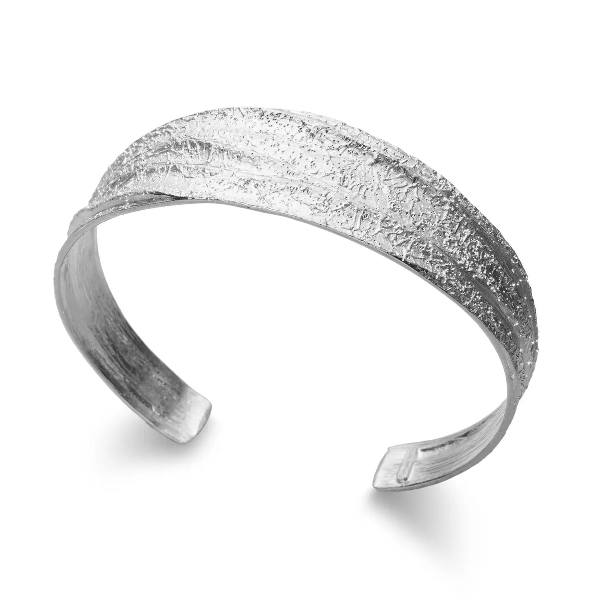 Starre, matte Silberarmspange aus rhodiniertem 925er Sterlingsilber mit einer fühlbaren, feinen Linienstruktur