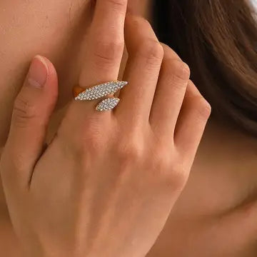 Geometrischer Damen-Messingring in Blattform mit schillernd glitzernden Steinen, feste Ringgröße 11.