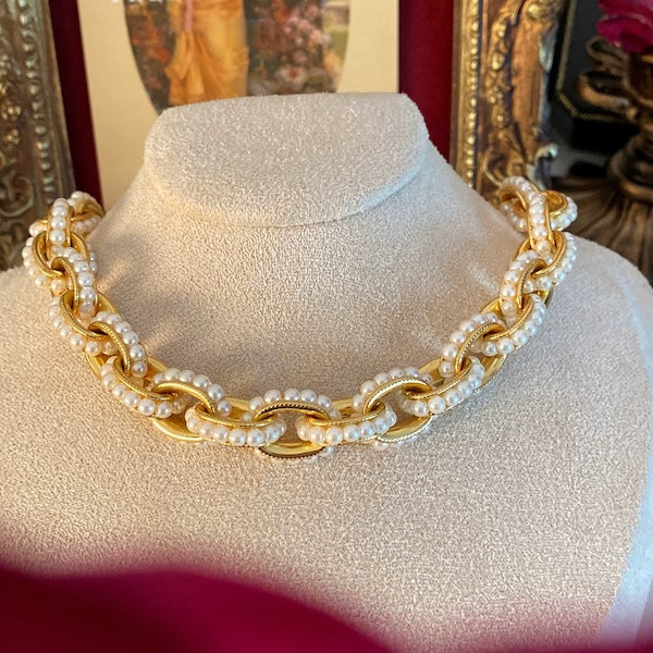 Klobige Damen-Perlenkette im Vintage-Stil mit vergoldeter Messingkette und verstellbarem Verschluss.