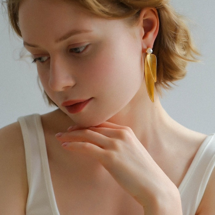 Goldene Blattohrringe im Vintage-Stil