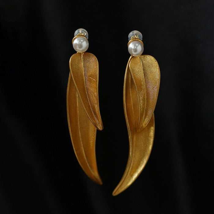 Goldene Blattohrringe im Vintage-Stil