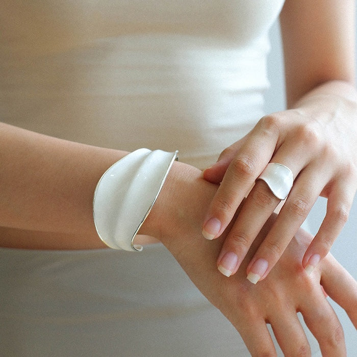 Botanisches Schmuckset „Blattdesign“ – Weiß Emailliert mit Ring, Armband & Ohrringen