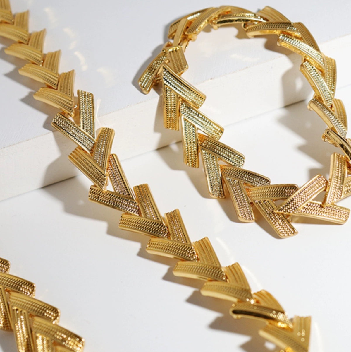 V-Halskette im Vintage-Look – Goldene Gliederkette