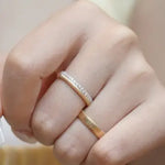 Ein einzelner breiter Schicht-Ring aus glänzendem Metall in modernem Multi-Layer-Design mit übereinanderliegenden Linien.