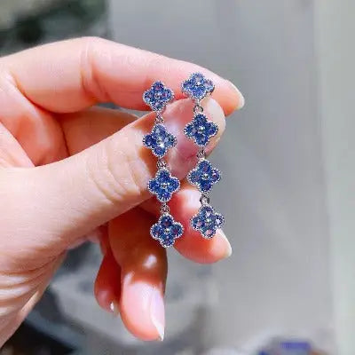 Tropfenohrringe mit blauem Glücksklee-Design