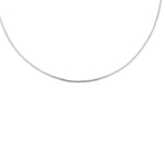 Elegantes, halbstarres Omega-Silbercollier aus 925er Sterlingsilber auf minimalistischem Studio-Hintergrund.