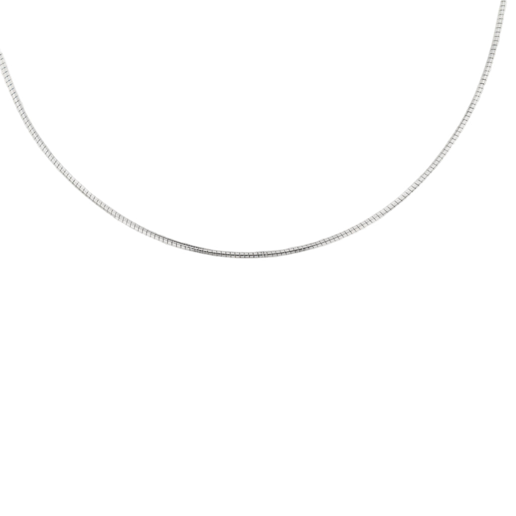 Elegantes, halbstarres Omega-Silbercollier aus 925er Sterlingsilber auf minimalistischem Studio-Hintergrund.