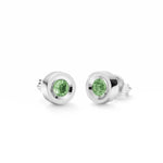 Runde Ohrringe aus rhodiniertem 925er Silber mit einem zentralen, grün facettierten Peridot-Edelstein und Schnappverschluss.