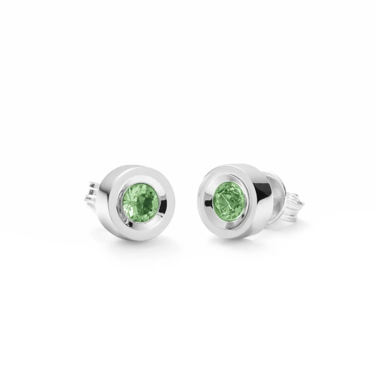 Runde Ohrringe aus rhodiniertem 925er Silber mit einem zentralen, grün facettierten Peridot-Edelstein und Schnappverschluss.