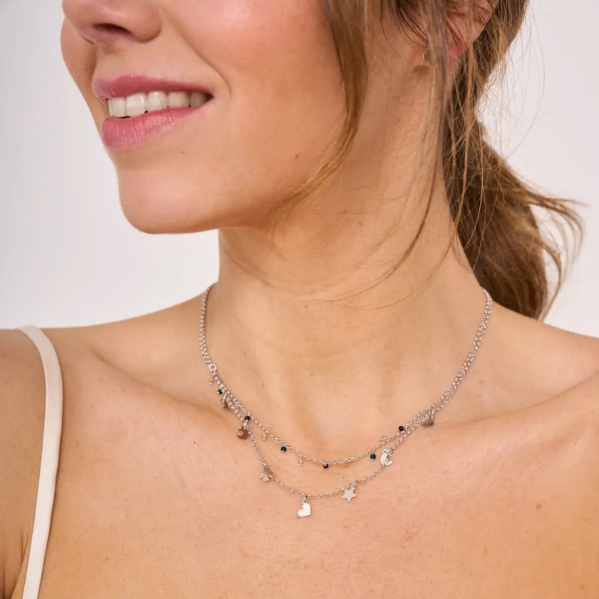 Doppelte Halskette mit mini Charms und Perlen