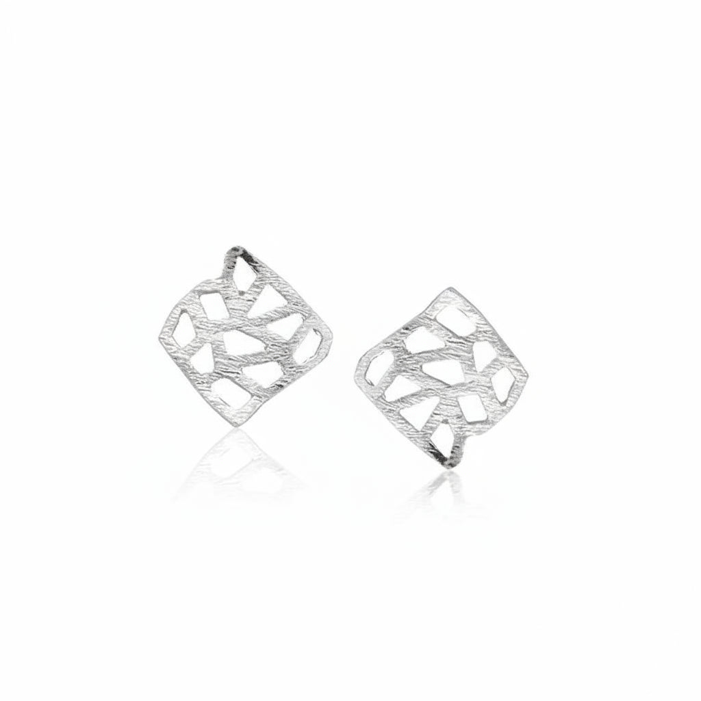 Kleine, quadratische Ohrringe „Mia“ aus mattem, strukturiertem 925er Sterlingsilber mit durchbrochenem Muster und Schnappverschluss.