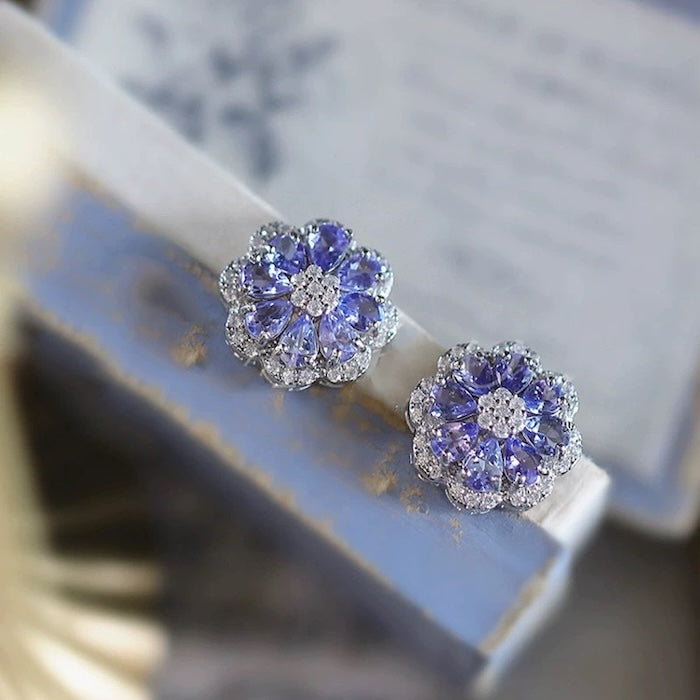 Fleur de Tanzanite – Blumen-Ohrstecker aus Sterlingsilber
