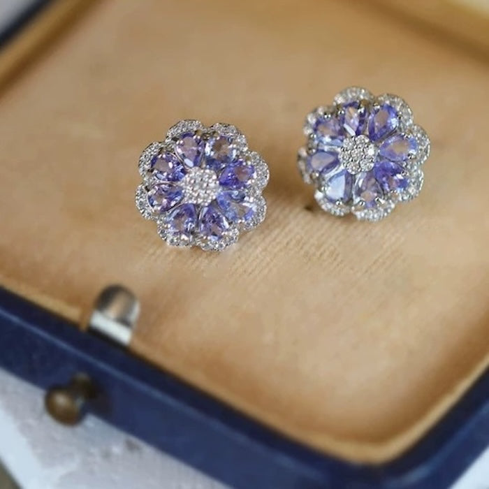 Paar Blumen-Ohrstecker aus Sterlingsilber, besetzt mit reichhaltig violetten Tansanit-Edelsteinen